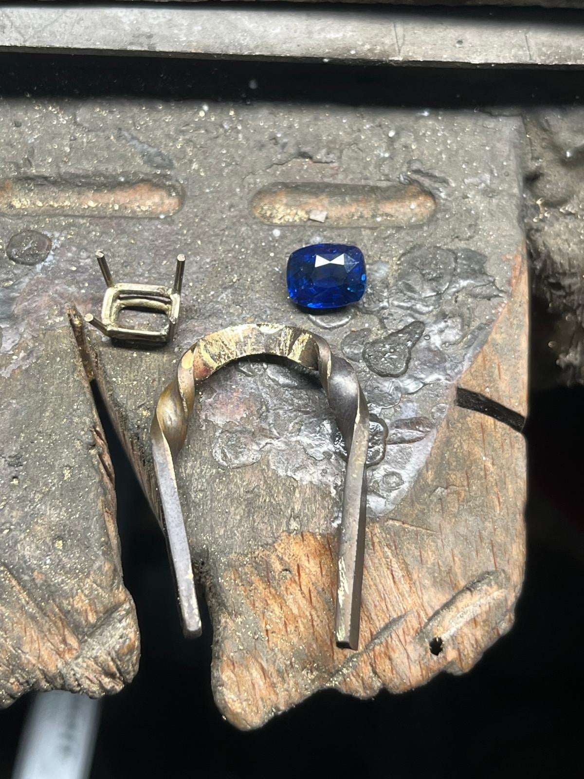 18ct Yellow Gold Cushion Ceylon Sapphire ‘Torsion’ Ring