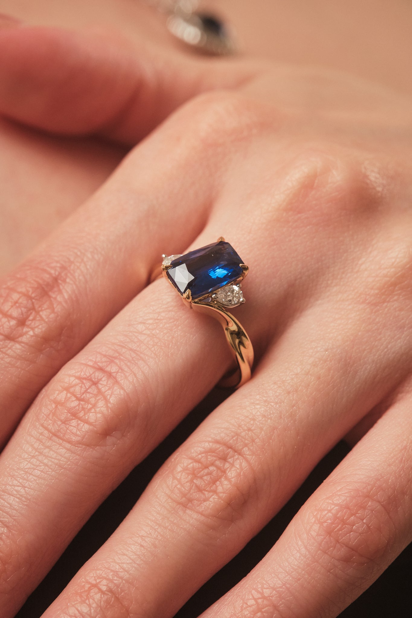 18ct Yellow Gold & Platinum Ceylon Sapphire ‘Torsion’ Ring