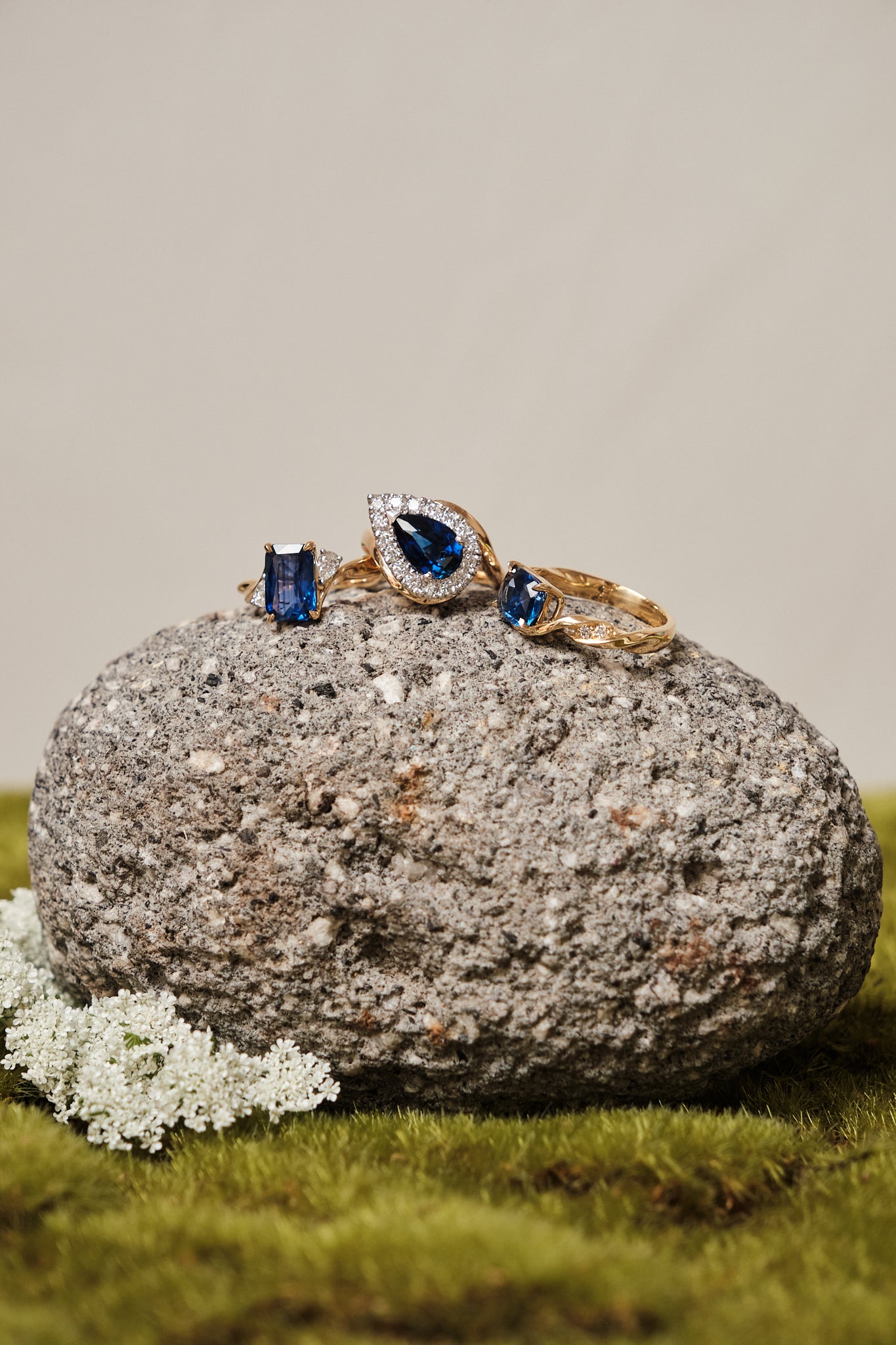 18ct White/Yellow Gold Pear Ceylon Sapphire ‘Torsion’ Ring