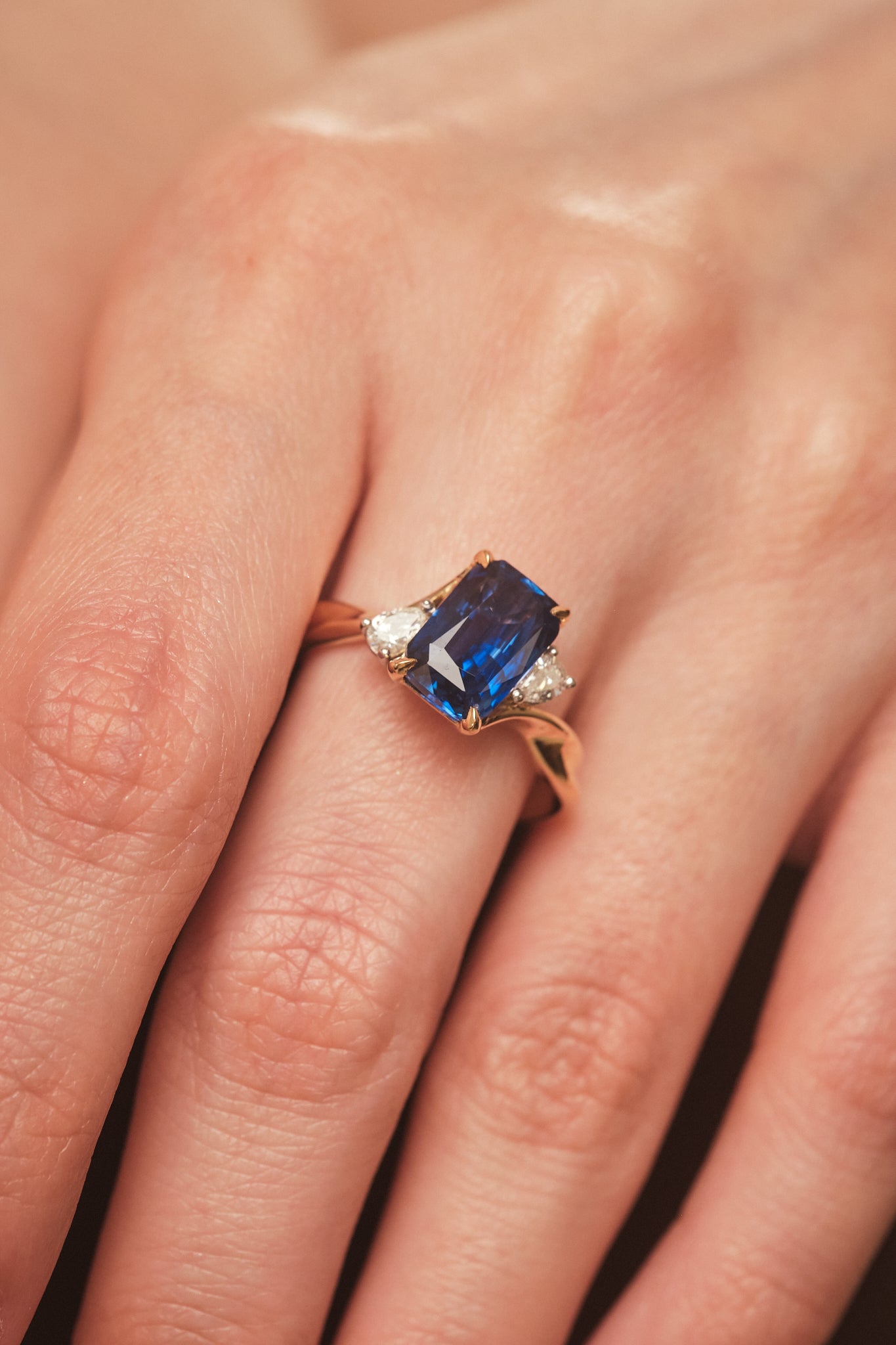 18ct Yellow Gold & Platinum Ceylon Sapphire ‘Torsion’ Ring