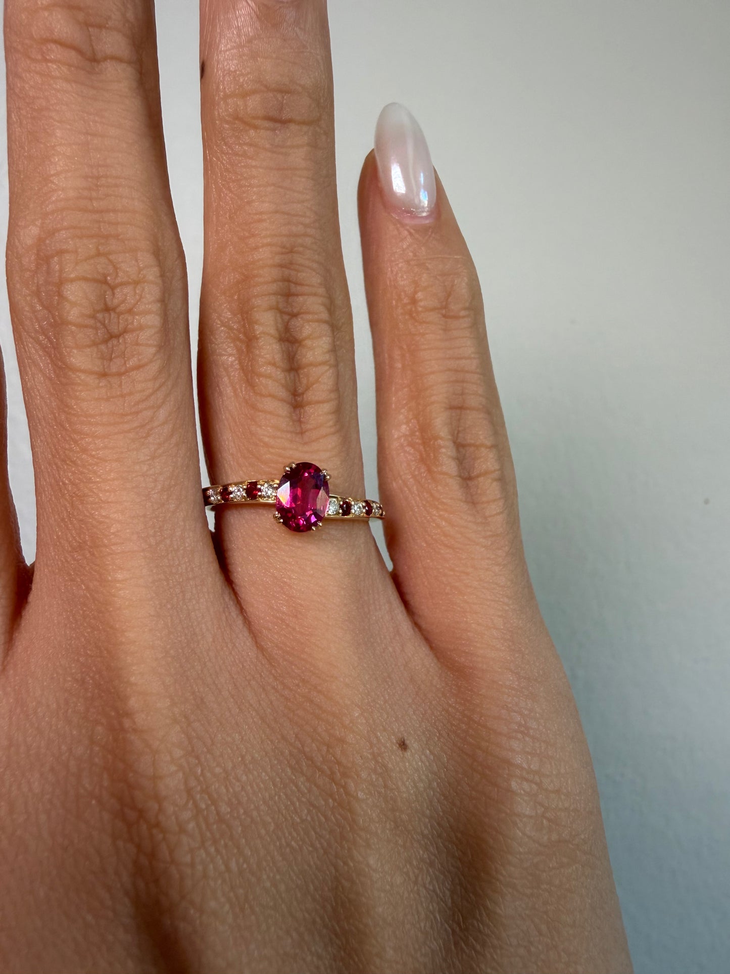Mahenge spinel and diamond Torsion ring in 18ct yellow gold, view 4