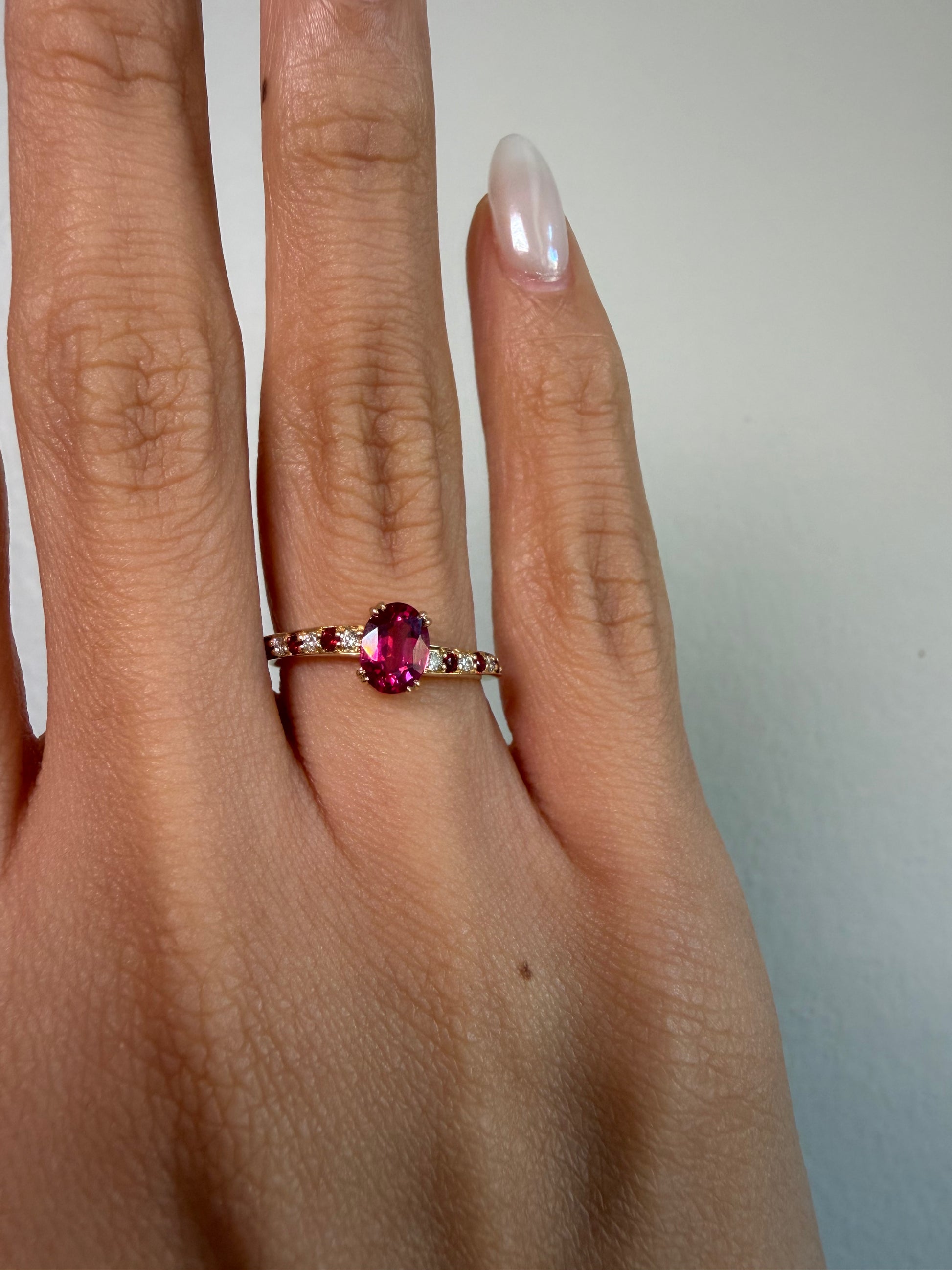 Mahenge spinel and diamond Torsion ring in 18ct yellow gold, view 4